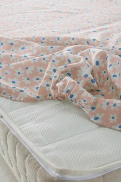 Barnsängkläder|Jotex DAISY MINI Dra-på-lakan - Ekologisk Rosa