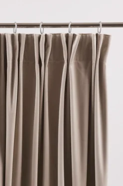 Sammetsgardiner|Mörkläggningsgardiner|Jotex ELSIE Mörkläggningsgardin - 1 Längd - Extrabred Beige