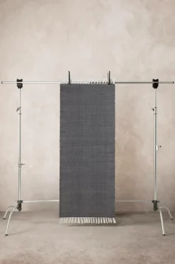 Återvunna Mattor|Slätvävda Mattor|Jotex LOO Slätvävd Matta Mörkgrå