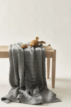 Babyfiltar|Barndekoration|Jotex PETIT AMI Skallra & Babyfilt - Ekologisk Grå
