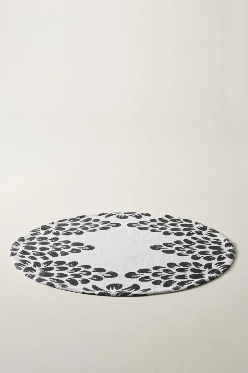 Återvunna Mattor|Slätvävda Mattor|Jotex PINE TIME Slätvävd Matta ø 110 Cm Vit/svart