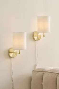 Vägglampor|Jotex SETH PLISSÉ Vägglampa 2-pack Mässing/vit