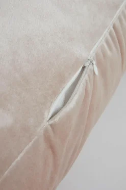 Prydnadskuddar & Fodral|Julkuddar & Julplädar|Jotex SIMONE Cylinderkudde Rosa nougat