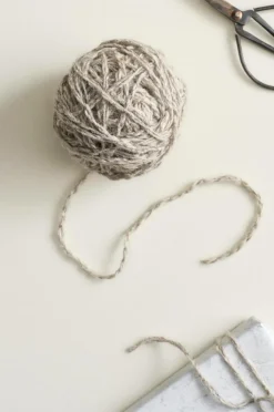 Presentpapper & Snöre|Juldekoration|Jotex WOOLY Ullsnöre - Längd 50 Meter Beige/grå