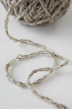Presentpapper & Snöre|Juldekoration|Jotex WOOLY Ullsnöre - Längd 50 Meter Beige/grå